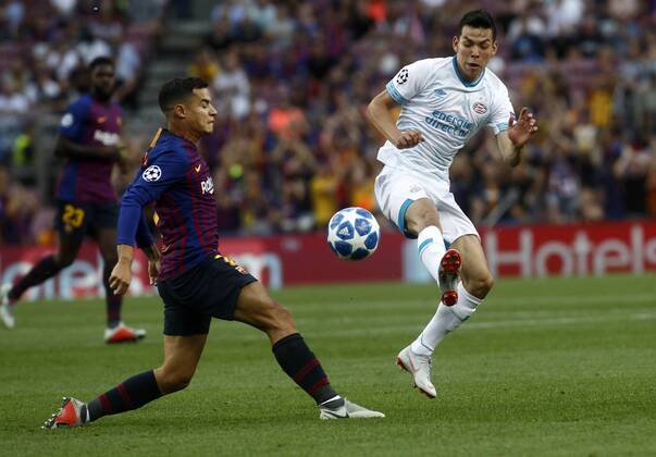 Partido de la Champions League disputado entre Barcelona y PSV. En la imagen, Coutinho y Lozano. Champions League match. Barcelona vs PSV. In this picture, Coutinho and Lozano.
