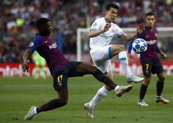 Partido de la Champions League disputado entre Barcelona y PSV. En la imagen, Dembele lucha con Lozano. Champions League match. Barcelona vs PSV. In this picture, Dembele battles with Lozano.
