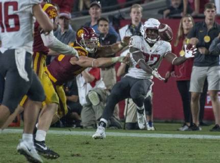 September 21, 2018 - Los Angeles, California, U.S - Washington State s running back James Williams (32) pulls in a first down pass during the second half against Washington State at the Los Angeles Coliseum on September 21, 2018 NCAA College League USA Footbal 2018: USC 39 : 36 Washington State - ZUMAg199 20180921_zap_g199_032 Copyright: xMichaelxGouldingx