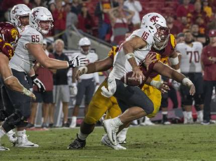September 21, 2018 - Los Angeles, California, U.S - Washington State s quarterback Gardner Minshew (16) avoids USC s rush during the second half against Washington State at the Los Angeles Coliseum on September 21, 2018 NCAA College League USA Footbal 2018: USC 39 : 36 Washington State - ZUMAg199 20180921_zap_g199_023 Copyright: xMichaelxGouldingx