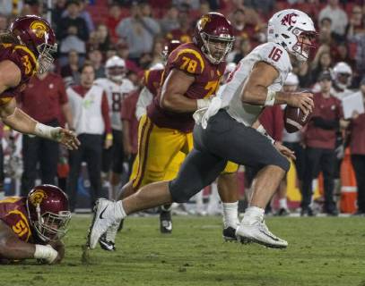 September 21, 2018 - Los Angeles, California, U.S - Washington State s quarterback Gardner Minshew (16) avoids USC s rush during the second half against Washington State at the Los Angeles Coliseum on September 21, 2018 NCAA College League USA Footbal 2018: USC 39 : 36 Washington State - ZUMAg199 20180921_zap_g199_024 Copyright: xMichaelxGouldingx