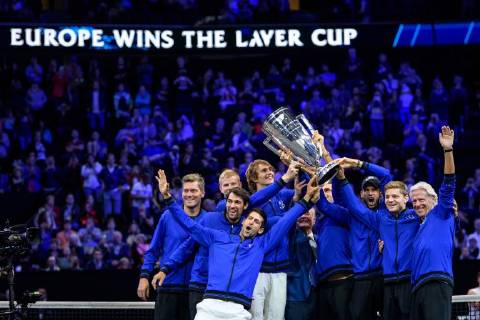 Sport Themen der Woche KW38 Sport Bilder des Tages CHICAGO, IL - SEPTEMBER 23: Team Europe poses with the Laver Cup trophy during the award ceremony on day three of the 2018 Laver Cup on September 23, 2018, at the United Center in Chicago, Illinois. Team Europe beat Team World 13-8. (Photo by Daniel Bartel Icon Sportswire) TENNIS: SEP 23 Laver Cup Icon180923055 EDITORIAL USE ONLY