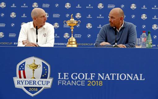 European team captain for the Ryder Cup, Danish Thomas Bjorn (R), shakes hands with his US counterpart, Jim Furyk (L), during a press conference PK Pressekonferenz held in Versailles, France, 24 September 2018. Ryder Cup 2018 !ACHTUNG: NUR REDAKTIONELLE NUTZUNG!  Copyright: xLUISxTEJIDOx GRAF1410 20180924-636734065794212038