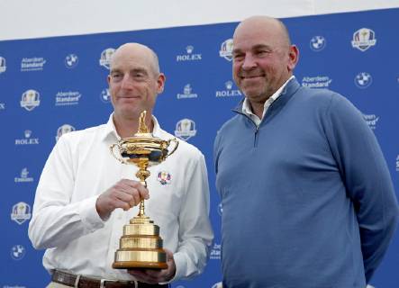 Sport Bilder des Tages European team captain for the Ryder Cup, Danish Thomas Bjorn (R), shakes hands with his US counterpart, Jim Furyk (L), during a press conference PK Pressekonferenz held in Versailles, France, 24 September 2018. Ryder Cup 2018 !ACHTUNG: NUR REDAKTIONELLE NUTZUNG!  Copyright: xLUISxTEJIDOx GRAF1416 20180924-636734066405622215