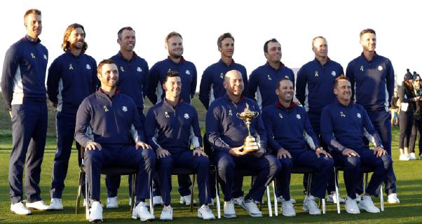 European Ryder Cup team players pose with their captain Thomas Bjorn (C) of Denmark during the Ryder Cup 2018 at The Golf National in Guyancourt, near Paris, France, 25 September 2018. The Ryder Cup 2018 runs from 25 to 30 September. RYDER CUP !ACHTUNG: NUR REDAKTIONELLE NUTZUNG!  Copyright: xLUISxTEJIDOx GRAF1613 20180925-636734708500033942