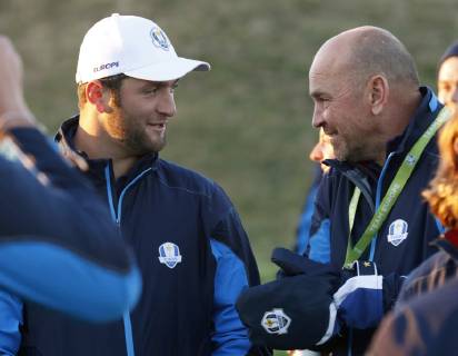 European Ryder Cup team member Spanish Jon Rham (L) speaks with the captain Thomas Bjorn of Denmark during the Ryder Cup 2018 at The Golf National in Guyancourt, near Paris, France, 25 September 2018. The Ryder Cup 2018 runs from 25 to 30 September. RYDER CUP !ACHTUNG: NUR REDAKTIONELLE NUTZUNG!  Copyright: xLUISxTEJIDOx GRAF1614 20180925-636734709758008485