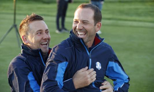 Spanish Sergio García (R) and British Ian Poulter share a light moment during the presentation of European Ryder Cup team 2018 at The Golf National in Guyancourt, near Paris, France, 25 September 2018. The Ryder Cup 2018 runs from 25 to 30 September. RYDER CUP !ACHTUNG: NUR REDAKTIONELLE NUTZUNG!  Copyright: xLUISxTEJIDOx GRAF1616 20180925-636734711020360327