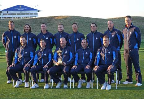 (Top from L to R) Henrik Stenson, Tommy Fleetwood, Paul Casey, Tyrrell Hatton, Thorbjorn Olesen, Francesco Molinari, Alex Noren, Justin Rose (Bottom L to R) Jon Rahm, Rory McIlroy, Captain Thomas Bjorn, Sergio Garcia and Ian Poulter arrive for the Ryder Cup European team photo at Le Golf National in Guyancourt near Paris on September 25, 2018. PAR20180925053 DAVIDxSILPA