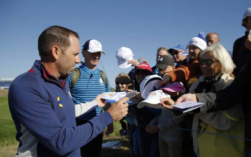Spanish Sergio García signs autographs during a practice session for the European Ryder Cup team 2018 at The Golf National in Guyancourt, near Paris, France, 25 September 2018. The Ryder Cup 2018 runs from 25 to 30 September. RYDER CUP !ACHTUNG: NUR REDAKTIONELLE NUTZUNG!  Copyright: xLUISxTEJIDOx GRAF1937 20180925-636734812768896163