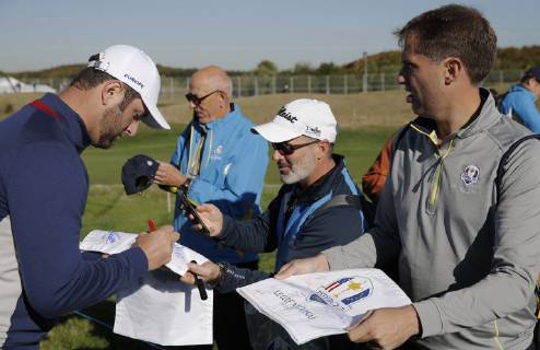 Spanish Jon Rahm (L) signs a an autograph during a practice session for the Ryder Cup 2018 at The Golf National in Saint Quentin-En-Yvelines, near Paris, France, 25 September 2018. The Ryder Cup 2018 runs from 25 to 30 September. RYDER CUP !ACHTUNG: NUR REDAKTIONELLE NUTZUNG!  Copyright: xLUISxTEJIDOx GRAF1938 20180925-636734822450598429