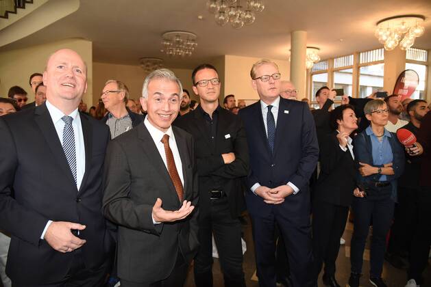 27.09.2018, GER, Frankfurt am Main, Römer UEFA EURO EM Europameisterschaft Fussball 2024 Bürgermeister Uwe Becker, Oberbürgermeister Peter Feldmann, Eintracht Frankfurt Vorstand Fredi Bobic, Sportdezernent Markus Frank schauen gebannt auf den Bildschirm daneben Stadträtin Rosemarie Heilig und Rechtsanwälting Sylvia Schenk DFL regulations prohibit any use of photographs as image sequences and or quasi-video