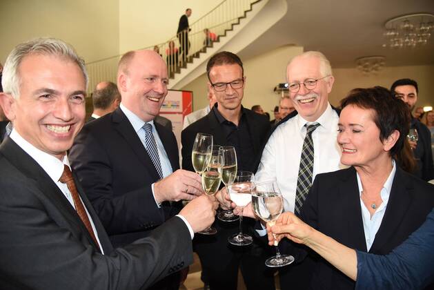 Sport Bilder des Tages 27.09.2018, GER, Frankfurt am Main, Römer UEFA EURO EM Europameisterschaft Fussball 2024 Dei Euro geht nach Deutschland darauf stossen an Oberbürgermeister Peter Feldmann, Bürgermeister Uwe Becker, Eintracht Frankfurt Vorstand Fredi Bobic, Sportdezernent Markus Frank schauen gebannt auf den Bildschirm daneben Stadträtin Rosemarie Heilig DFL regulations prohibit any use of photographs as image sequences and or quasi-video