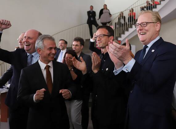 27.09.2018, GER, Frankfurt am Main, Römer UEFA EURO EM Europameisterschaft Fussball 2024 Die Euro geht nach Deutchland Jubel bei Bürgermeister Uwe Becker, Oberbürgermeister Peter Feldmann, Eintracht Frankfurt Vorstand Fredi Bobic, Sportdezernent Markus Frank , DFL regulations prohibit any use of photographs as image sequences and or quasi-video