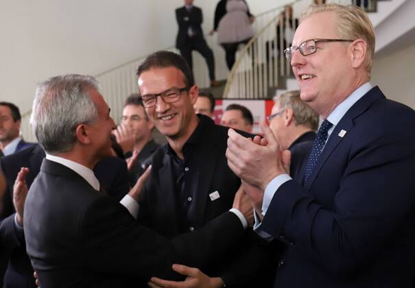 27.09.2018, GER, Frankfurt am Main, Römer UEFA EURO EM Europameisterschaft Fussball 2024 Die Euro geht nach Deutchland Jubel bei Oberbürgermeister Peter Feldmann, Eintracht Frankfurt Vorstand Fredi Bobic, Sportdezernent Markus Frank , DFL regulations prohibit any use of photographs as image sequences and or quasi-video
