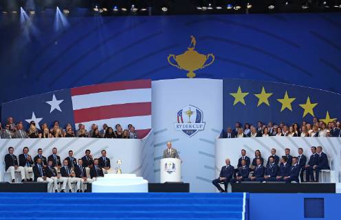 Golf, Ryder Cup, Eröffnungsfeier Team USA Captain Jim Furyk, flanked by Team USA (L) and Team Europe, speaks during the Ryder Cup 2018 Opening Ceremony at Le Golf National in Guyancourt near Paris on September 26, 2018. The Ryder Cup takes place every two years and features Team USA versus Team Europe, with venues alternating between the U.S and Europe each competition.  PAR20180927017 DAVIDxSILPA