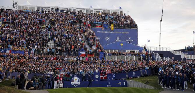 Spanish golfer Jon Rahm plays his first shot by the 1st hole during the Ryder Cup 2018 at The Golf National in Guyancourt, near Paris, France, 28 September 2018. The Ryder Cup 2018 runs from 25 to 30 September. Ryder Cup 2018 !ACHTUNG: NUR REDAKTIONELLE NUTZUNG!  Copyright: xLUISxTEJIDOx GRAF4609 20180928-636737243312626261