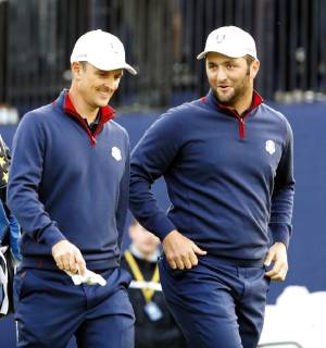 English golfer Justin Rose (L) and Spanish Jon Rahm (R) are seen before the 1st hole during the Ryder Cup 2018 at The Golf National in Guyancourt, near Paris, France, 28 September 2018. The Ryder Cup 2018 runs from 25 to 30 September. Ryder Cup 2018 !ACHTUNG: NUR REDAKTIONELLE NUTZUNG!  Copyright: xLUISxTEJIDOx GRAF4611 20180928-636737245796533292