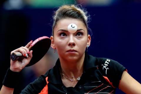 Sport Themen der Woche KW39 Sport Bilder des Tages Bernadette Szocs of Romania returns a shot to Wu Yue of United States in their Women s Singles Group 4 Match 1 during the Uncle Pop 2018 ITTF Women s World Cup in Chengdu city, southwest China s Sichuan province, 28 September 2018. Bernadette Szocs defeated Wu Yue 4-2 (11-6, 11-4, 11-9, 9-11, 9-11, 11-9). Bernadette Szocs beats Wu Yue at 2018 ITTF Women s World Cup  20180928_71989