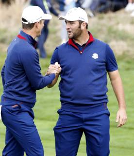 English golfer Justin Rose (L) and Spanish Jon Rahm (R) are seen before the 1st hole during the Ryder Cup 2018 at The Golf National in Guyancourt, near Paris, France, 28 September 2018. The Ryder Cup 2018 runs from 25 to 30 September. Ryder Cup 2018 !ACHTUNG: NUR REDAKTIONELLE NUTZUNG!  Copyright: xLUISxTEJIDOx GRAF4640 20180928-636737299937944339