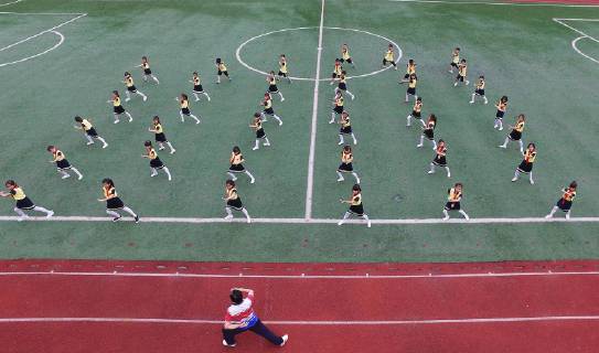Sport Themen der Woche KW39 Sport Bilder des Tages (180928) -- FUZHOU, Sept. 28, 2018 -- Primary students practice a special radio gymnastics, which imitates Chinese opera in Fuzhou of east China s Jiangxi Province, on Sept. 28, 2018. ) (SP)CHINA-JIANGXI-FUZHOU-RADIO GYMNASTICS(CN) WanxXiang 