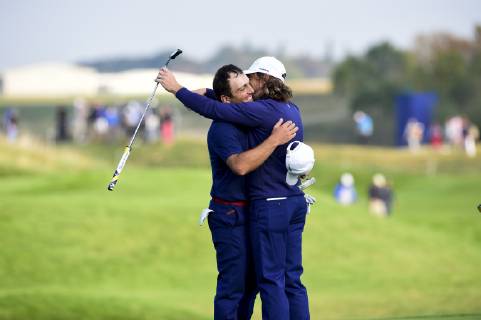 joie de Francesco Molinari of Italy (Team Europ) dans les bras de Tommy Fleetwood of England (Team Europ) GOLF : Ryder Cup 2018 - Guyancourt - 28 09 2018 JBAutissier Panoramic 
