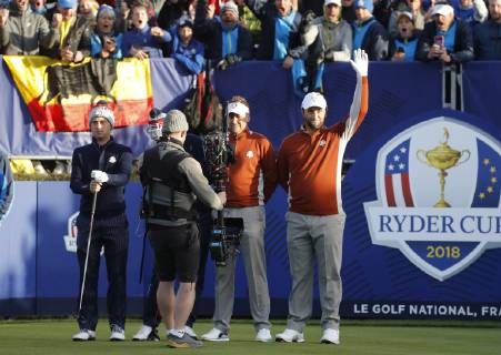 Spanish golfer Jon Rahm (R) greets the public before his first shot at Tee 1 during the fourball competition on the second day of the Ryder Cup 2018 at The Golf National in Guyancourt, near Paris, France, 29 September 2018. The Ryder Cup 2018 runs from 25 to 30 September. Ryder Cup 2018 !ACHTUNG: NUR REDAKTIONELLE NUTZUNG!  Copyright: xLUISxTEJIDOx GRAF5581 20180929-636738143113923096