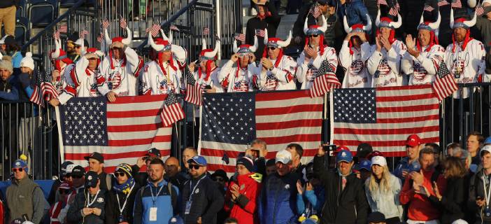 US fans are cheer their team during the second day of the Ryder Cup 2018 at The Golf National in Guyancourt, near Paris, France, 29 September 2018. The Ryder Cup 2018 runs from 25 to 30 September. Ryder Cup 2018 !ACHTUNG: NUR REDAKTIONELLE NUTZUNG!  Copyright: xLUISxTEJIDOx GRAF5580 20180929-636738143127048188