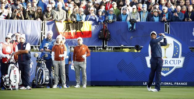 US golfer Tiger Wood (R) makes his first shot at Tee 1 during the fourball competition on the second day of the Ryder Cup 2018 at The Golf National in Guyancourt, near Paris, France, 29 September 2018. The Ryder Cup 2018 runs from 25 to 30 September. Ryder Cup 2018 !ACHTUNG: NUR REDAKTIONELLE NUTZUNG!  Copyright: xLUISxTEJIDOx GRAF5583 20180929-636738143747126602