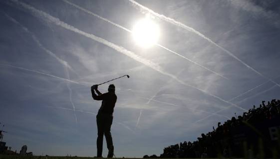 English golfer Ian Poulter shots at tee 13 during the fourball competition on the second day of the Ryder Cup 2018 at The Golf National in Guyancourt, near Paris, France, 29 September 2018. The Ryder Cup 2018 runs from 25 to 30 September. Ryder Cup 2018 !ACHTUNG: NUR REDAKTIONELLE NUTZUNG!  Copyright: xLUISxTEJIDOx GRAF5832 20180929-636738281720024263