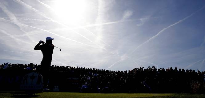 Spanish golfer Jon Rahm shots at tee 12 during the fourball competition on the second day of the Ryder Cup 2018 at The Golf National in Guyancourt, near Paris, France, 29 September 2018. The Ryder Cup 2018 runs from 25 to 30 September. Ryder Cup 2018 !ACHTUNG: NUR REDAKTIONELLE NUTZUNG!  Copyright: xLUISxTEJIDOx GRAF5850 20180929-636738282351413397