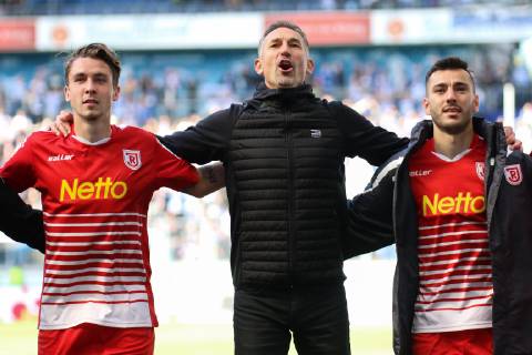 Sport Bilder des Tages Adrian Fein ( SSV Jahn Regensburg ), Achim Beierlorzer ( Cheftrainer SSV Jahn Regensburg ) und Sargis Adamyan ( SSV Jahn Regensburg ) jubeln vor den Fans, Fussball - 2.Bundesliga - MSV Duisburg vs. SSV Jahn Regensburg, Duisburg , 29.09.2018 , DFL regulations prohibit any use of photographs as image sequences and or quasi-video. Fussball - 2.Bundesliga - MSV Duisburg vs. SSV Jahn Regensburg Duisburg Copyright: xMarkxBohla xEibner-Pressefotox EP_bohla