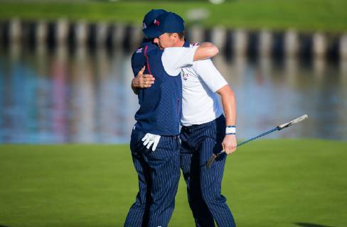 2018 Ryder Cup, Albatros Course, Le Golf National, Saint-Quentin-en-Yvelines, Paris 29 9 2018 Afternoon Foursomes USA s Justin Thomas and Jordan Speith celebrate winning on the 15th Justin Thomas and Jordan Speith celebrate winning on the 15th 29 9 2018 Copyright: x©INPHO OisinxKeniryx OSH_2344a