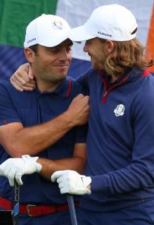 Sport Bilder des Tages Francesco Molinari (L) and Tommy Fleetwood arrive on the first tee before the start of the Ryder Cup at Le Golf National in Guyancourt near Paris on September 28, 2018.  PAR20180929109 DAVIDxSILPA