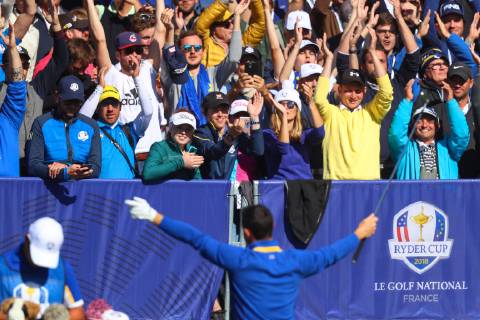 2018 Ryder Cup, Albatros Course, Le Golf National, Saint-Quentin-en-Yvelines, Paris 30 9 2018 The crowd cheer for Rory McIlroy at the 1st tee box The crowd cheer for Rory McIlroy at the 1st tee box 30 9 2018 Copyright: x©INPHO OisinxKeniryx OSH_2420a