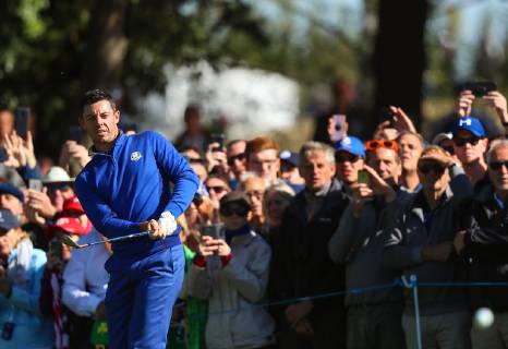 2018 Ryder Cup, Albatros Course, Le Golf National, Saint-Quentin-en-Yvelines, Paris 30 9 2018 Rory McIlroy chips onto the 3rd green Rory McIlroy chips onto the 3rd green 30 9 2018  Copyright: x©INPHO OisinxKeniryx OSH_2543