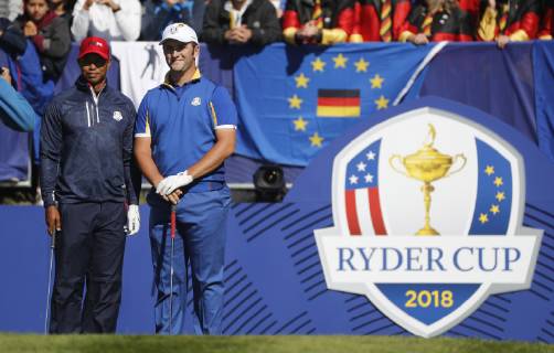 Spanish golfer Jon Rahn (R) and US Tiger Woods (L) are seen before the start at tee 1 on the final day of the Ryder Cup 2018 at The Golf National in Guyancourt, near Paris, France, 30 September 2018. Ryder Cup 2018 - Europe vs USA !ACHTUNG: NUR REDAKTIONELLE NUTZUNG!  Copyright: xLUISxTEJIDOx GRAF6702 20180930-636739161383821723