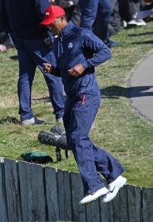 Tiger Woods jumps onto the tee box before the start of the final day of competition of the Ryder Cup at Le Golf National in Guyancourt near Paris on September 30, 2018. Team Europe leads Team USA 10-6 heading into the final day of competition.  PAR20180930018 DAVIDxSILPA