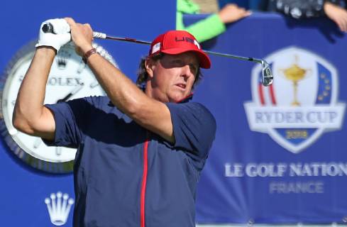 Phil Mickelson warms up before the start of the final day of competition of the Ryder Cup at Le Golf National in Guyancourt near Paris on September 30, 2018. Team Europe leads Team USA 10-6 heading into the final day of competition.  PAR20180930030 DAVIDxSILPA
