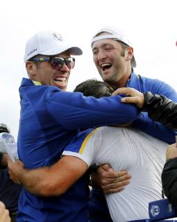 Jon Rahm (R) of Spain celebrates with Italian Francesco Molinari (C) and Paul Casy (L) after Europe Team win on the final day of the Ryder Cup 2018 at The Golf National in Guyancourt, near Paris, France, 30 September 2018. Ryder Cup 2018 - Europe vs USA !ACHTUNG: NUR REDAKTIONELLE NUTZUNG!  Copyright: xLuisxTejidox GRAF6872 20180930-636739287177699753