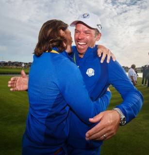 Sport Bilder des Tages 2018 Ryder Cup, Albatros Course, Le Golf National, Saint-Quentin-en-Yvelines, Paris 30 9 2018 Tommy Fleetwood and Paul Casey celebrate winning the Ryder Cup Tommy Fleetwood and Paul Casey celebrate winning the Ryder Cup 30 9 2018 Copyright: x©INPHO OisinxKeniryx OSH_3731