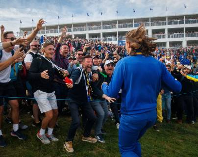 2018 Ryder Cup, Albatros Course, Le Golf National, Saint-Quentin-en-Yvelines, Paris 30 9 2018 Tommy Fleetwood celebrates winning the Ryder Cup with fans Tommy Fleetwood celebrates winning the Ryder Cup with fans 30 9 2018 Copyright: x©INPHO OisinxKeniryx OSH_3524