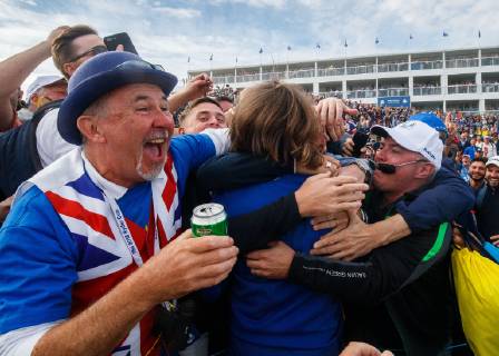2018 Ryder Cup, Albatros Course, Le Golf National, Saint-Quentin-en-Yvelines, Paris 30 9 2018 Tommy Fleetwood celebrates winning the Ryder Cup with fans Tommy Fleetwood celebrates winning the Ryder Cup with fans 30 9 2018 Copyright: x©INPHO OisinxKeniryx OSH_3532