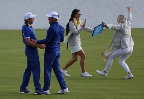 Sergio Garcia (L), Paul Casey and their wives celebrate after Team Europe clinches the Ryder Cup at Le Golf National in Guyancourt near Paris on September 30, 2018. Team Europe defeated Team USA 17.5 to 10.5 to hand the Americans their sixth straight loss on foreign soil.  PAR201809300543 DAVIDxSILPA