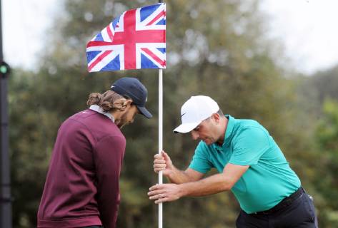 Sport Bilder des Tages Golf - 2018 Sky Sports British Masters - Thursday, First Round Flying the Flag - Francesco Molinari of Italy adjusts the flag for Tommy Fleetwood of England, at Walton Heath Golf Club. COLORSPORT ANDREW COWIE 