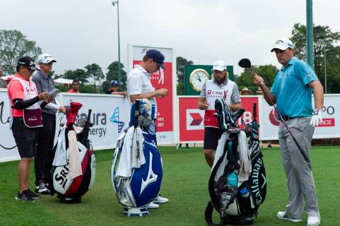 October 11, 2018 - Kuala Lumpur, Malaysia - John Catlin(L), Keith Mitchell(C), Brian Stuard(R) of United States prepares to play during the first round of the CIMB Classic at TPC Kuala Lumpur on 11 October, 2018 in Kuala Lumpur, Malaysia CIMB Classic - Round One  - ZUMAn230 20181011_zaa_n230_146 Copyright: xChrisxJungx