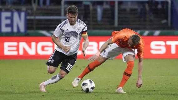 Fußball, U20 Länderspiel, Deutschland - Niederlande 12.10.2018, Hänsch-Arena, Meppen, GER,U-20-Länderspiel Deutschland vs Niederlande. Salih Özcan (Deutschland U20 10) vs Noa Lang (Niederlande U20 10) DFL REGULATIONS PROHIBIT ANY USE OF PHOTOGRAPHS AS IMAGE SEQUENCES AND OR QUASI-VIDEO. Meppen Niedersachsen Germany Hänsch-Arena