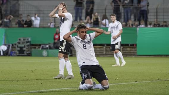 Fußball, U20 Länderspiel, Deutschland - Niederlande 12.10.2018, Hänsch-Arena, Meppen, GER,U-20-Länderspiel Deutschland vs Niederlande. Chance verschossen: Meritan Shabani (Deutschland U20 8) und Manuel Wintzheimer (Deutschland U20 9) ärgern sich, DFL REGULATIONS PROHIBIT ANY USE OF PHOTOGRAPHS AS IMAGE SEQUENCES AND OR QUASI-VIDEO. Meppen Niedersachsen Germany Hänsch-Arena