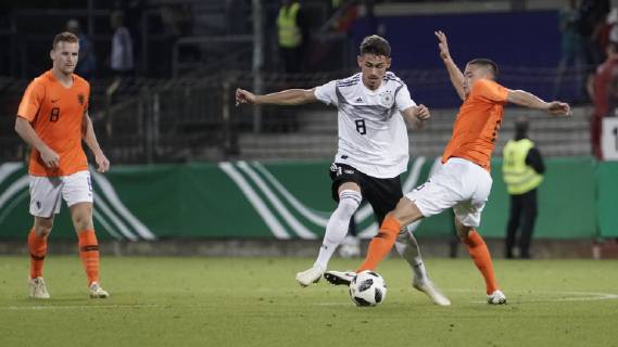 Fußball, U20 Länderspiel, Deutschland - Niederlande 12.10.2018, Hänsch-Arena, Meppen, GER,U-20-Länderspiel Deutschland vs Niederlande. Meritan Shabani (Deutschland U20 8) vs Jordy Wehrmann (Niederlande U20 6) DFL REGULATIONS PROHIBIT ANY USE OF PHOTOGRAPHS AS IMAGE SEQUENCES AND OR QUASI-VIDEO. Meppen Niedersachsen Germany Hänsch-Arena