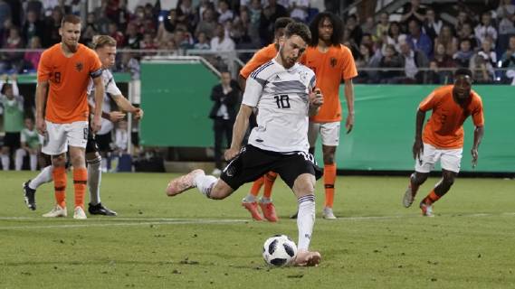 Fußball, U20 Länderspiel, Deutschland - Niederlande 12.10.2018, Hänsch-Arena, Meppen, GER,U-20-Länderspiel Deutschland vs Niederlande. Salih Özcan (Deutschland U20 10) vergibt 11-Meter DFL REGULATIONS PROHIBIT ANY USE OF PHOTOGRAPHS AS IMAGE SEQUENCES AND OR QUASI-VIDEO. Meppen Niedersachsen Germany Hänsch-Arena