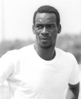 Bob Beamon erzielte bei den Olympischen Spielen 1968 in Mexiko mit 8,90 m im Weitsprung einen Fabelweltrekord. Unser Bild zeigt Beamon am 10.10.1968 im Portrait